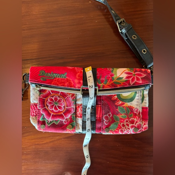 Desigual purse in like new condition - Picture 7 of 8